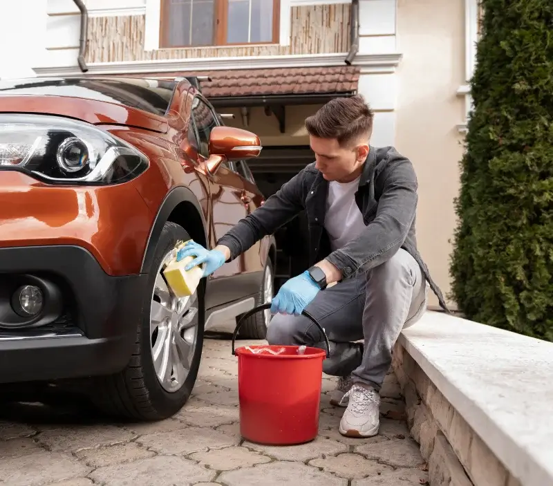 Lavage auto à domicile Chamalières-sur-Loire : professionnel intervenant sur un véhicule